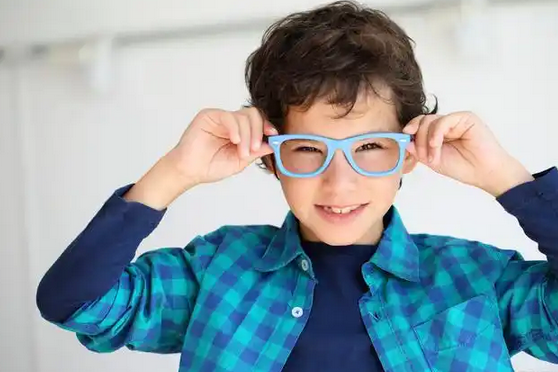 孩子近視戴眼鏡好還是不戴好?